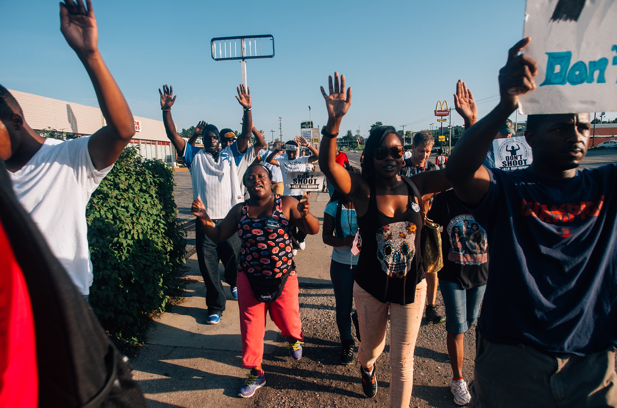 2048px-Middle_of_the_crowd_in_Ferguson